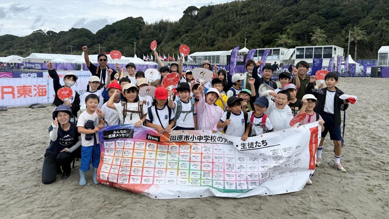 サーフィン競技会場 太平洋ロングビーチでの応援メッセージ掲載の様子