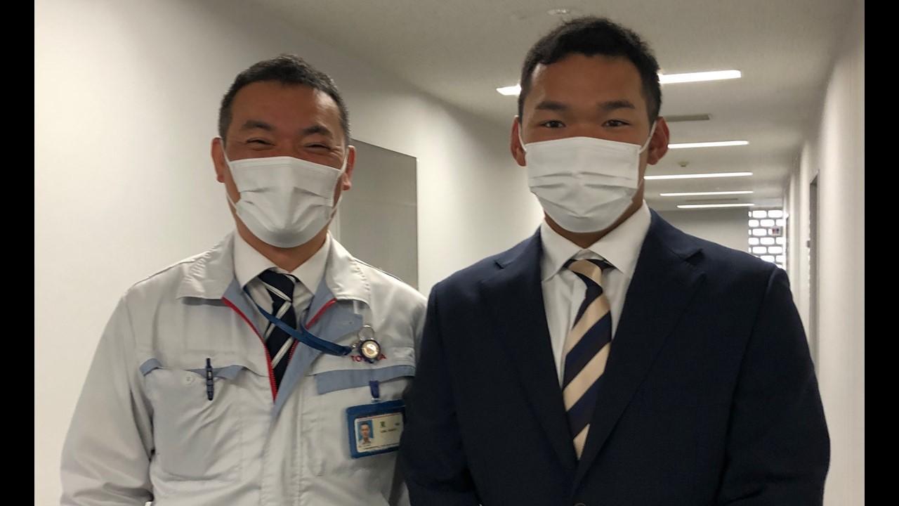 東崇徳・総務人事本部長（写真左）とレッドクルーザーズの今井脩斗選手（写真右）