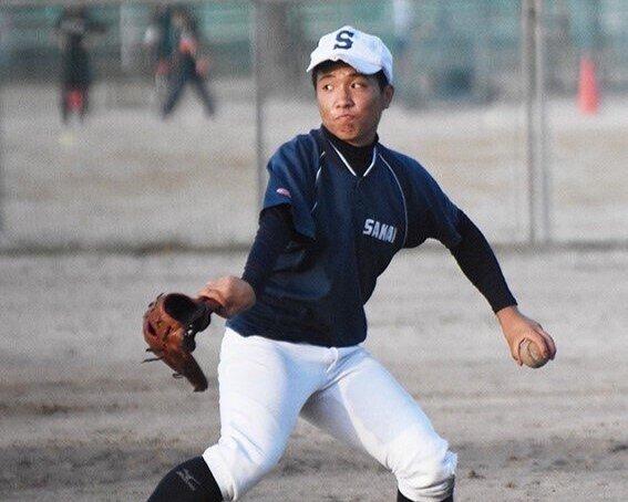 境高校時代の高橋峻也選手。障害のある右手にグラブを持ち変えて左手で投げる  