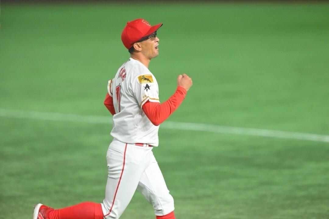沖縄電力戦、ピンチをしのぎ、ベンチに戻る佐竹投手。このガッツポーズは狙ってやっているそうだ  