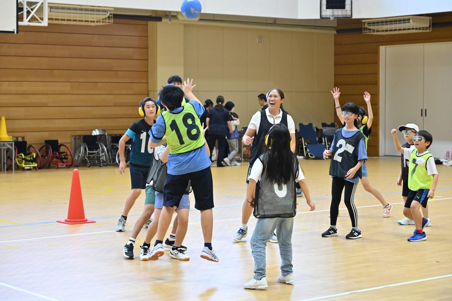 視覚や聴覚が不自由な状態で実施した“ごちゃまぜポートボール”