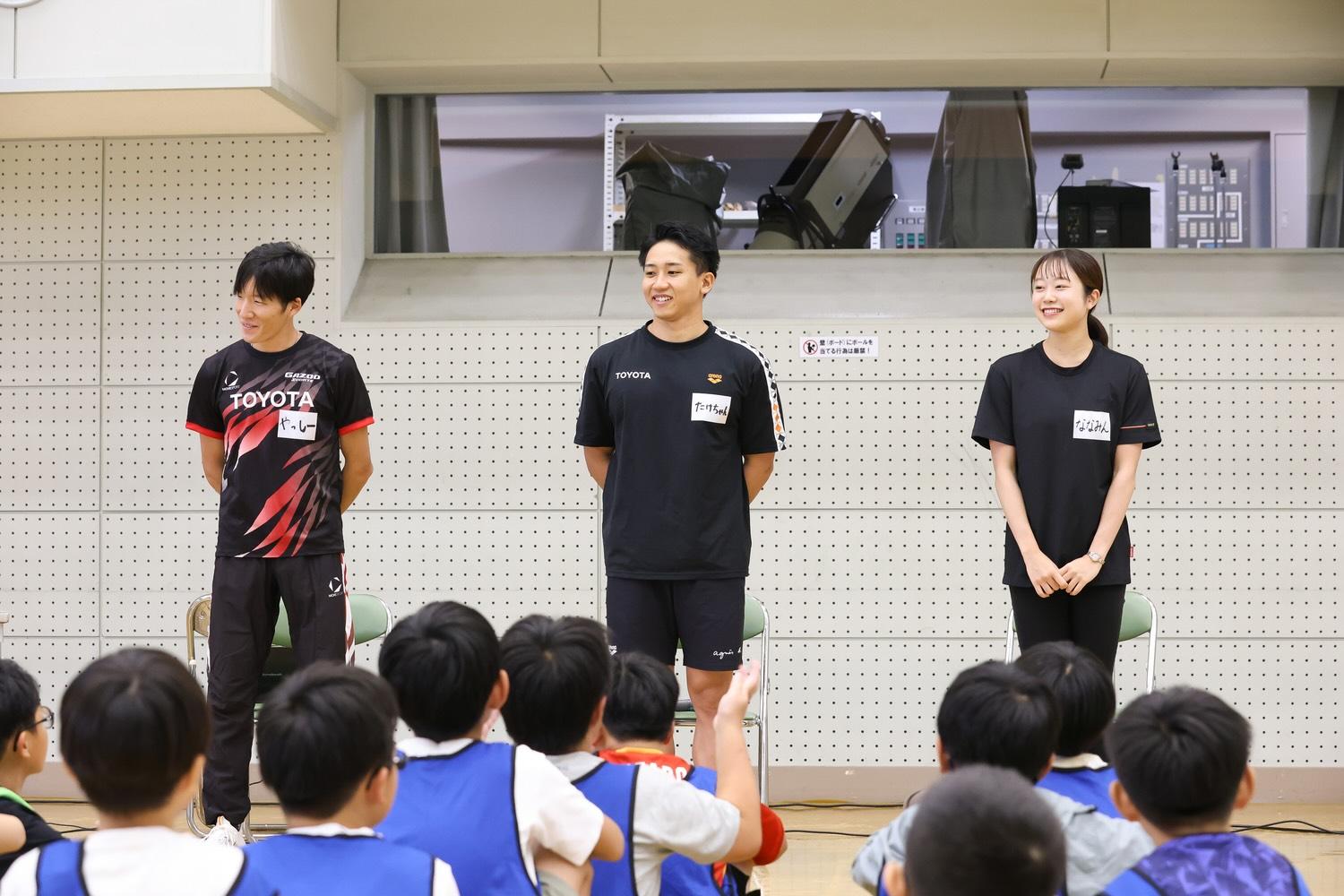 左から安井雄一(陸上長距離)、川本武史(競泳)、竹中七海(新体操)