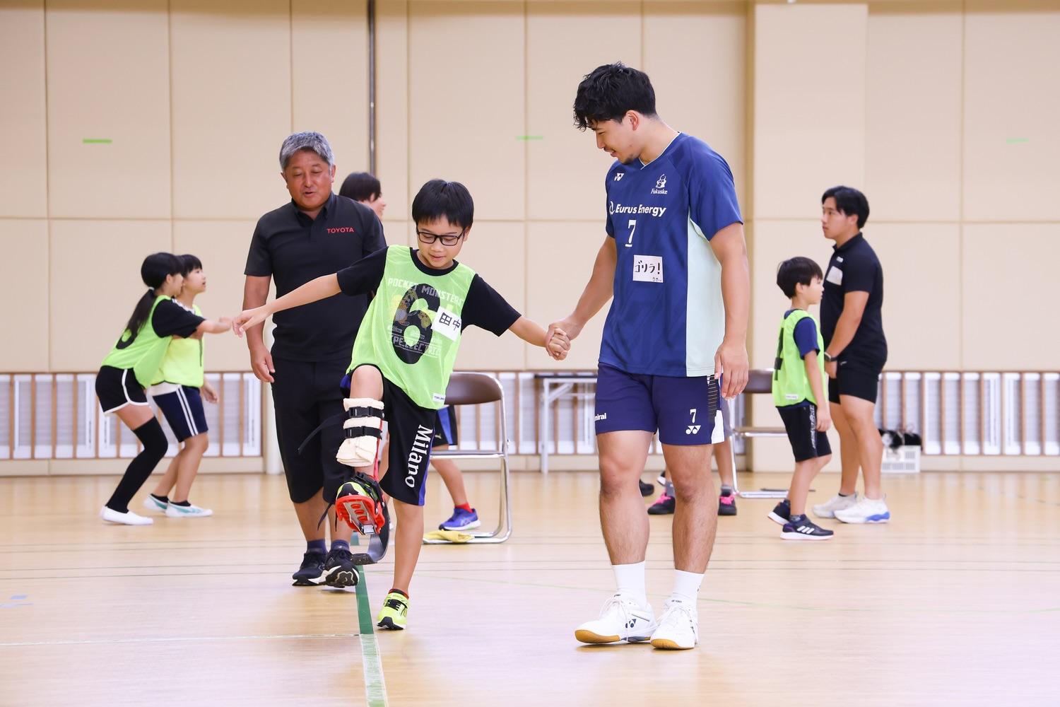 アスリートのサポートを受けながら義足を体験