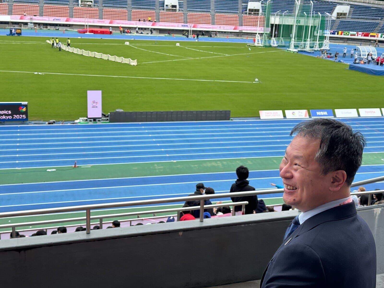 東京2025デフリンピックの視察のため駒沢オリンピック公園総合運動場(東京)を訪れた河合長官(スポーツ庁公式SNS より)
