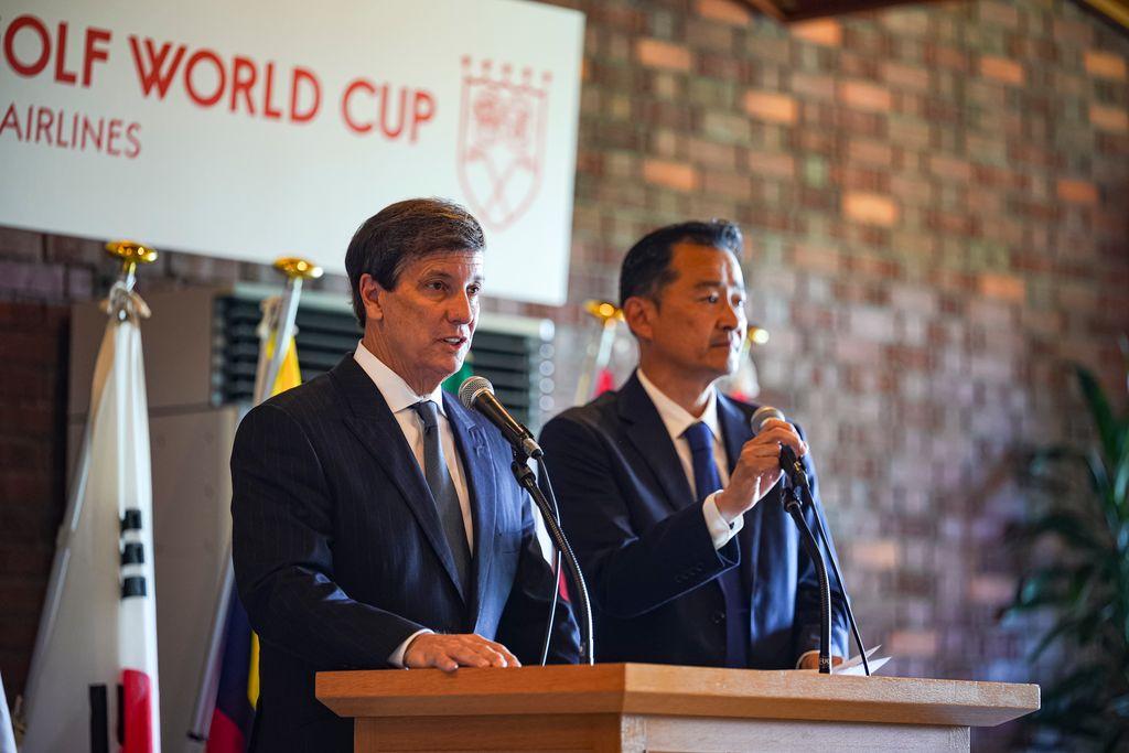 ウイリアム・カーダイク氏(左)