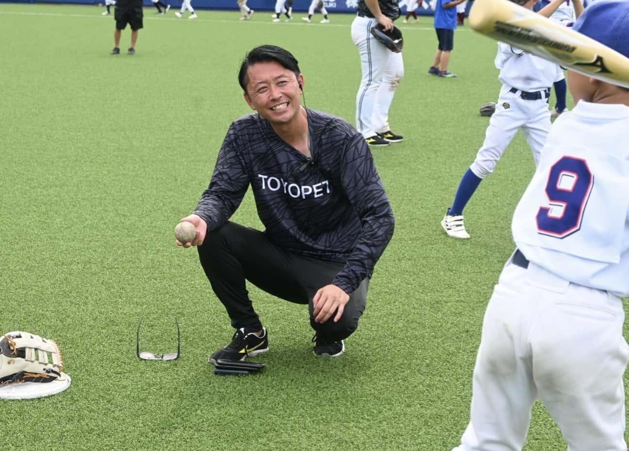 野球教室で子どもたちを熱心に指導する福地彬さん