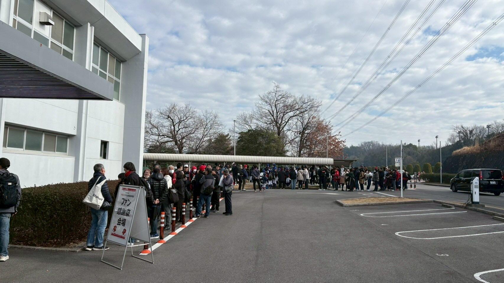 開場前から長蛇の列を作り、「ファン感謝祭」の始まりを今か今かと待ちわびる人々